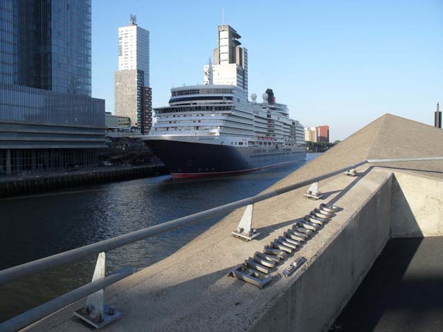 Cruiseschip ms Queen Elizabeth van Cunard Line aan de Cruise Terminal Rotterdam